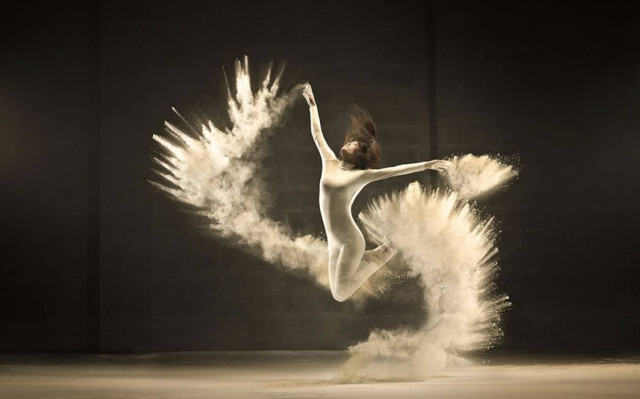 Εντυπωσιακή χορογραφία για μια... κούπα καφέ (video)