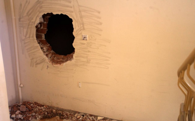 Διπλό «ριφιφί» σε κατάστημα στην Αγία Παρασκευή - Έκλεψαν κινητά τηλέφωνα (pics)