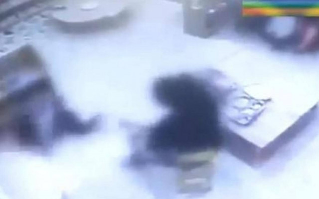 Οργή στο διαδίκτυο για τη δασκάλα που χαστουκίζει κοριτσάκι (video)