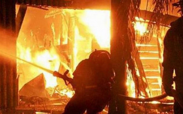 Στις φλόγες εργοστάσιο στην Αθήνα