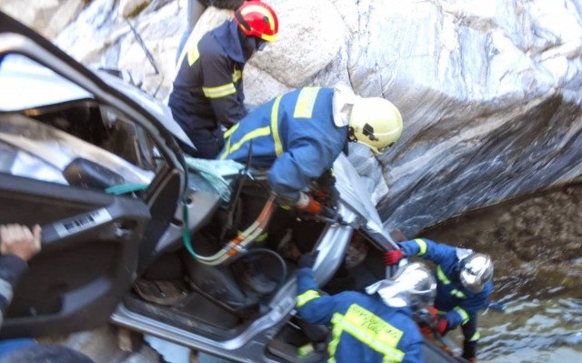 Σοβαρό τροχαίο στην Ξάνθη – Ι.Χ. έπεσε σε γκρεμό (Pics)