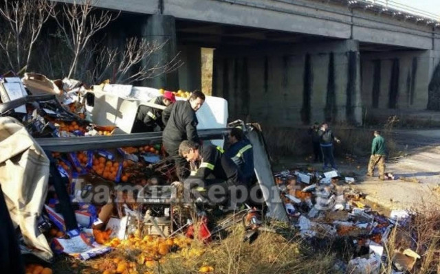 Νταλίκα έπεσε από γέφυρα στην εθνική οδό