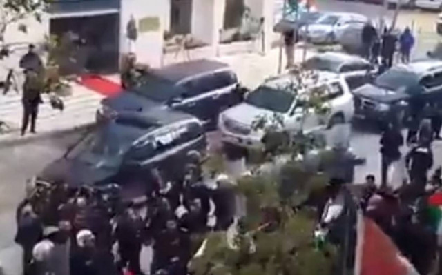 Δυτική Όχθη: Αποδοκιμασίες και αυγά στον Καναδό υπ. Εξ (video)