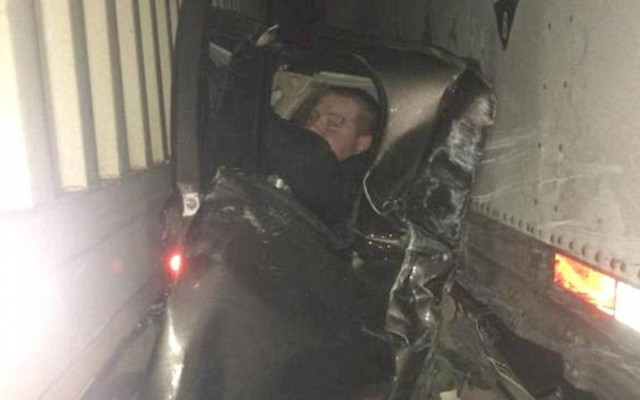 Το αυτοκίνητο συνεθλίβη, ο οδηγός επέζησε (photos)