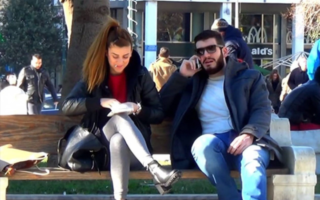 Πήγε στο Σύνταγμα και την... έπεφτε σε άγνωστες με κρυφή κάμερα (vid)