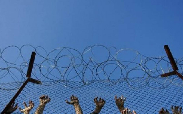 Κόρινθος: Επέμβαση των ΜΑΤ σε απόπειρα αυτοκτονίας μετανάστη (video)