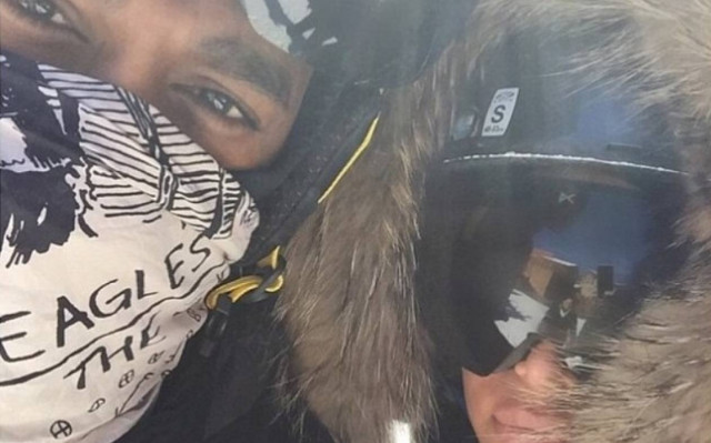 Μουτρωμένη γιατί αναγκάστηκε να βάλει χοντρά ρούχα