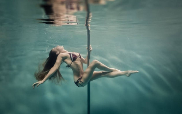 Kαι Pole dancing και υποβρύχιο (photos)