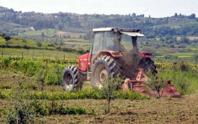 Ηλικιωμένος καταπλακώθηκε από το τρακτέρ που οδηγούσε