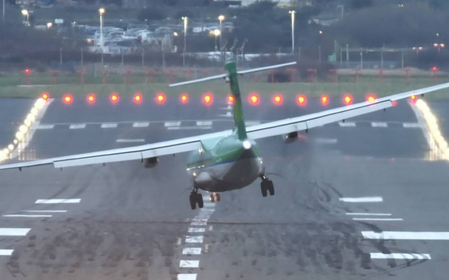 Προσγείωση με πλευρικό αέρα; Καθόλου καλή ιδέα! (video)