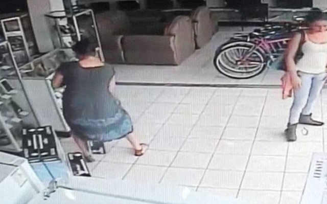 Κρύβει ολόκληρη τηλεόραση πλάσμα κάτω από τη φούστα της! (video)