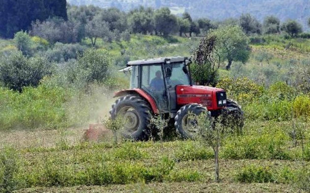 Ζεσταίνουν τα τρακτέρ οι αγρότες