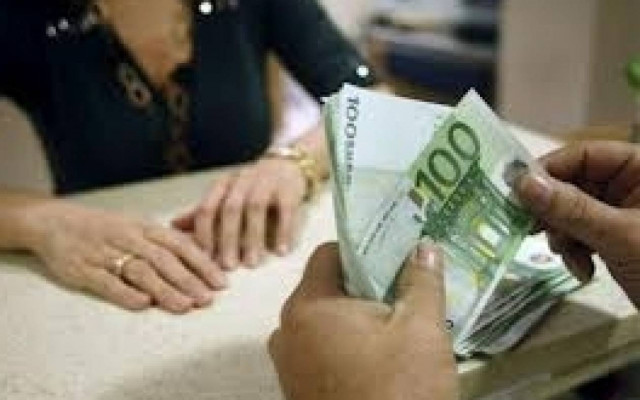 Αγώνας αναλήψεων από τις τράπεζες – Στο 1,8 δις.ευρώ το ποσό των σημερινών εκροών