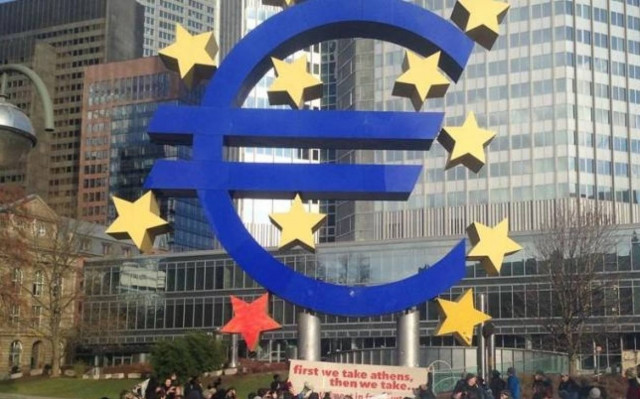 Αστέρι του κτιρίου της ΕΚΤ βάφτηκε στα χρώματα του ΣΥΡΙΖΑ