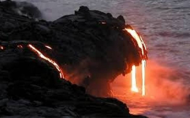 Ποταμός λάβας ξεχύνεται στον ωεκανό (video)