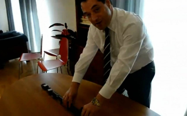 Ο Άδωνις παίζει με τα τρενάκια, λιποθυμήστε από το γέλιο (video)