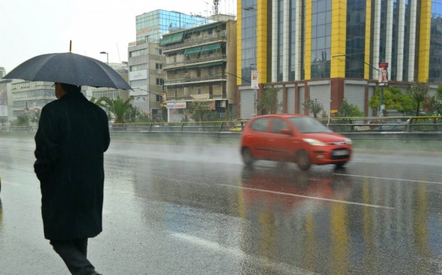 Καιρός: Σφοδρή καταιγίδα «πλήττει» την Αττική