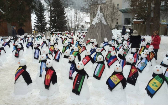 Ένας για κάθε χώρα… Ακτιβιστές κατασκεύασαν «193 χιονάνθρωπους διαμαρτυρίας»