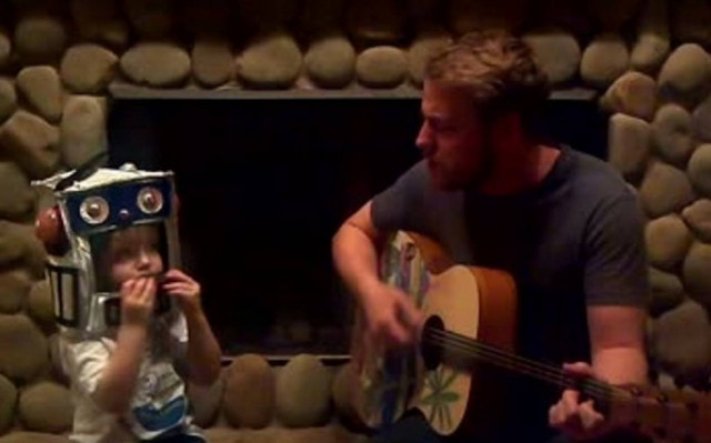 3χρονος σολάρει με Beatles! (video)