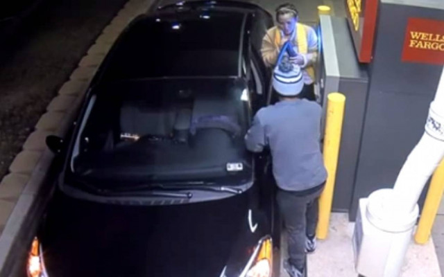 Τη λήστεψε και την έβαλε στο πορτ-μπαγκάζ του αυτοκινήτου της (vid)