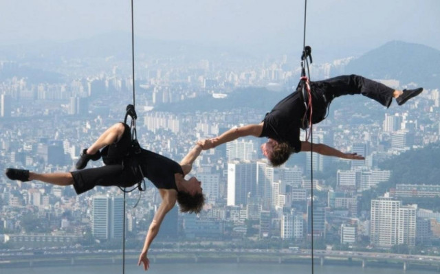 Xορεύοντας στον αέρα... κυριολεκτικώς (video)