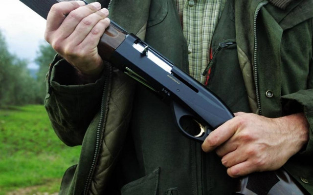 Εφιαλτικές ώρες για κυνηγό-Παραλίγο να πνιγεί στην Υλίκη (vid)