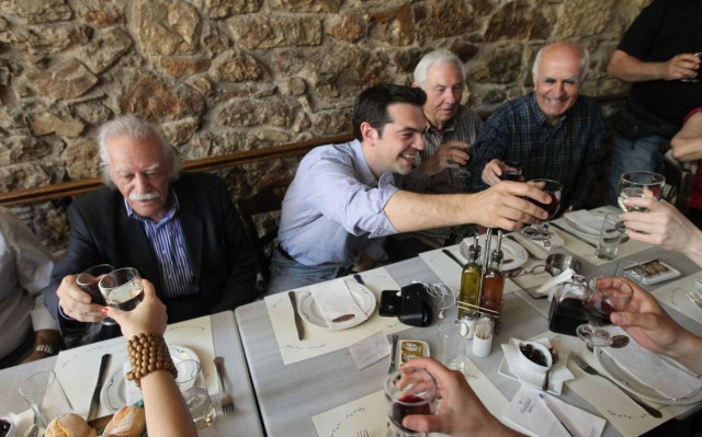 Εκλογές 2015: Ούζο και συμπάθεια για τους πολιτικούς αρχηγούς λίγο πριν τη κάλπη