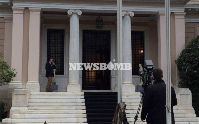 Μόνος στα σκαλιά του Μαξίμου ο Αλ. Τσίπρας (pics)