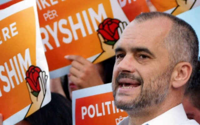 Έντι Ράμα: «Τα παραδοσιακά ελληνικά κόμματα πλήρωσαν τα χρόνια του μπουζουκιού»