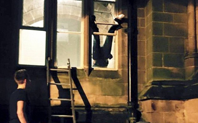 Διαρρήκτης… κόλλησε σε παράθυρο (photos)