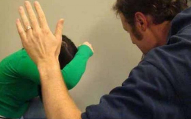 Εργαζόμενη καταγγέλει τον εργοδότη της για ξυλοδαρμό