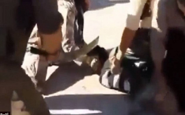 Φρίκη: Τζιχαντιστές του ΙΚ αποκεφαλίζουν με χατζάρα νεαρό άνδρα