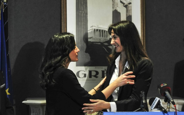 Υπουργείο Τουρισμού: Η όμορφη Όλγα παρέδωσε στην όμορφη… Έλενα! (photos)