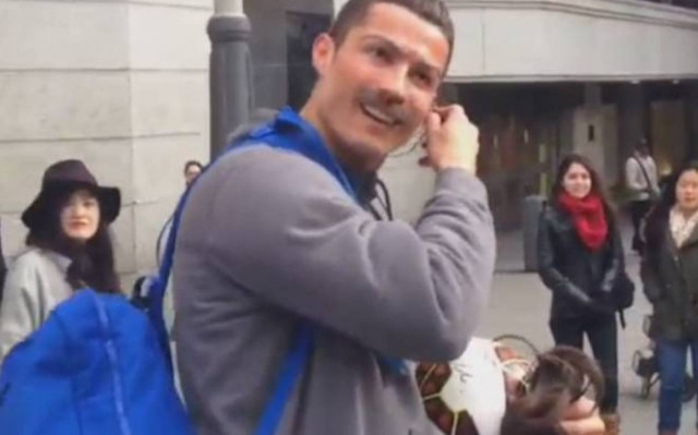 Όλες οι «ντρίμπλες» του … άστεγου Κριστιάνο Ρονάλντο (video)