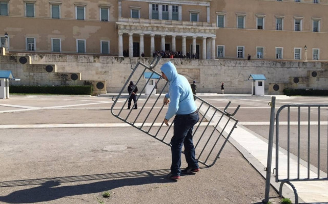 Κυβέρνηση ΣΥΡΙΖΑ- «Ξηλώθηκαν» τα κάγκελα από το Σύνταγμα