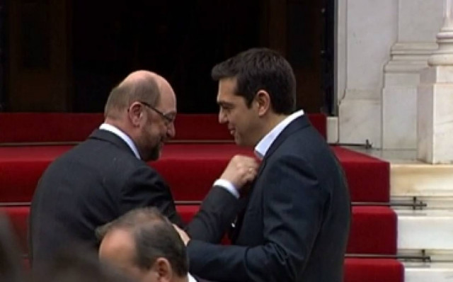 Η «παρατήρηση» του Σουλτς στον Τσίπρα για την... απουσία γραβάτας! (pic)