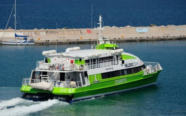 Βόλος: Πρόωρα τέλειωσε το ταξίδι του καταμαράν λόγω μηχανικής βλάβης