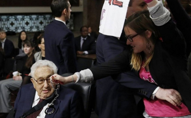 Διαδηλωτές ζήτησαν τη σύλληψη του Κίσινγκερ – Οργισμένη η αντίδραση του Μακέιν (vid)