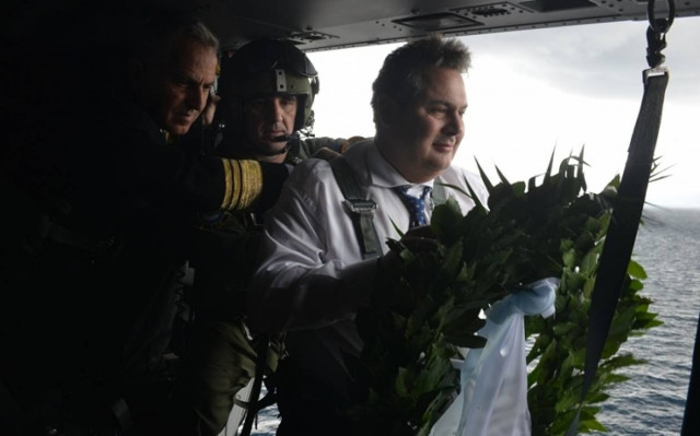 O  Π. Καμμένος ρίχνει στεφάνι στον υγρό τάφο αξιωματικών στα Ίμια