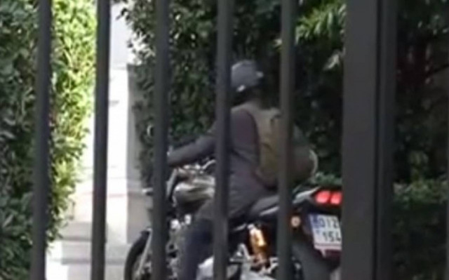 Η άφιξη Βαρουφάκη στο Μαξίμου που ξάφνιασε τους δημοσιογράφους! (vid)