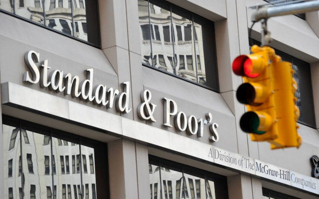 S&P: Σε καθεστώς αρνητικής παρακολούθησης οι ελληνικές τράπεζες