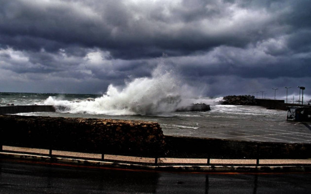 Σφοδρή κακοκαιρία σαρώνει τη χώρα με καταιγίδες και ανέμους μέχρι 10 μποφόρ