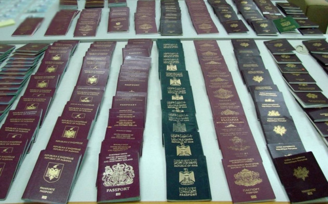 Εξαρθρώθηκε σπείρα που διακινούσε πλαστά ταξιδιωτικά έγγραφα (pics)