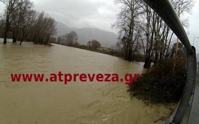 Υπερχείλισε ο ποταμός Αχέροντας