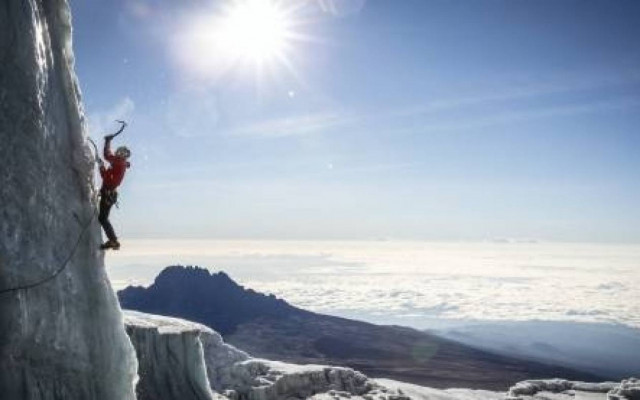 Άθλος που κόβει την ανάσα – Σκαρφάλωσε στον παγωμένο Νιαγάρα