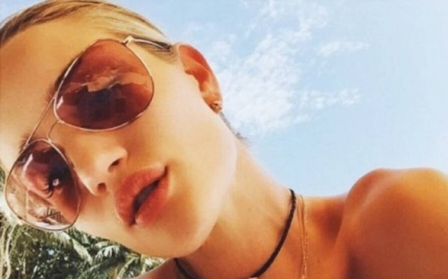 Η Rosie Huntington-Whiteley μας δείχνει τον τρόπο για σωστό layering