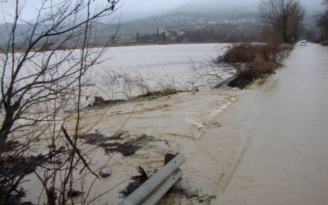 Φούσκωσε ο Σπερχειός - Σπάνε τα αναχώματα για να σώσουν τις γέφυρες