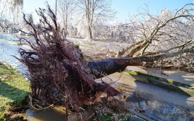 Προβλήματα σε όλη την επικράτεια λόγω των δύσκολων καιρικών φαινομένων