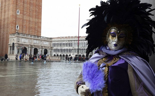 Καρναβάλι στην... πλημμυρισμένη Βενετία
