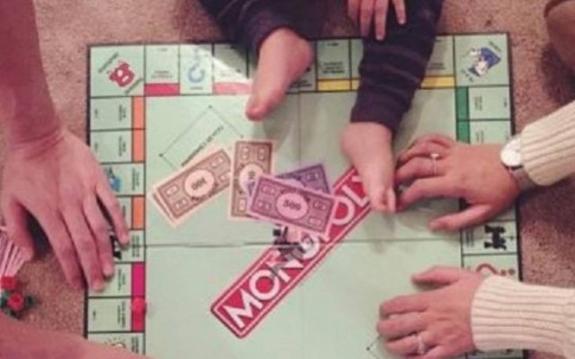 Επιτραπέζιο με το γιο τους παίζουν οι... (εικόνες)